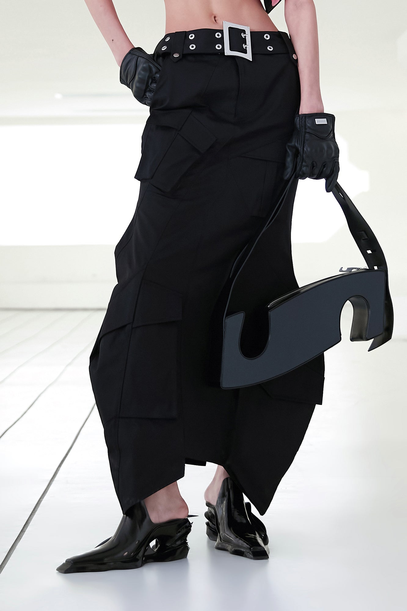 Geometric division tooling overskirt