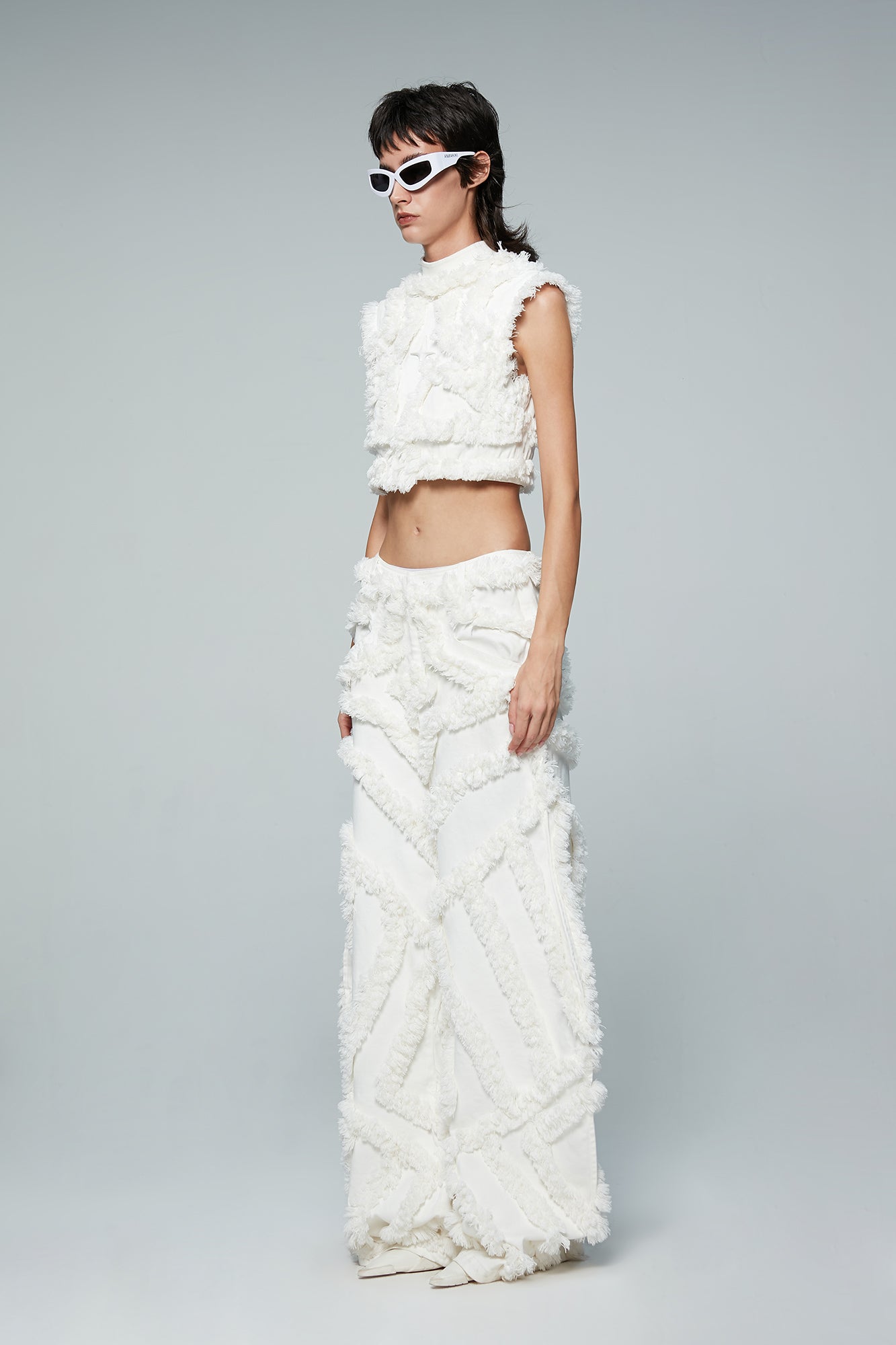 Fractional-wave pants with raw edge