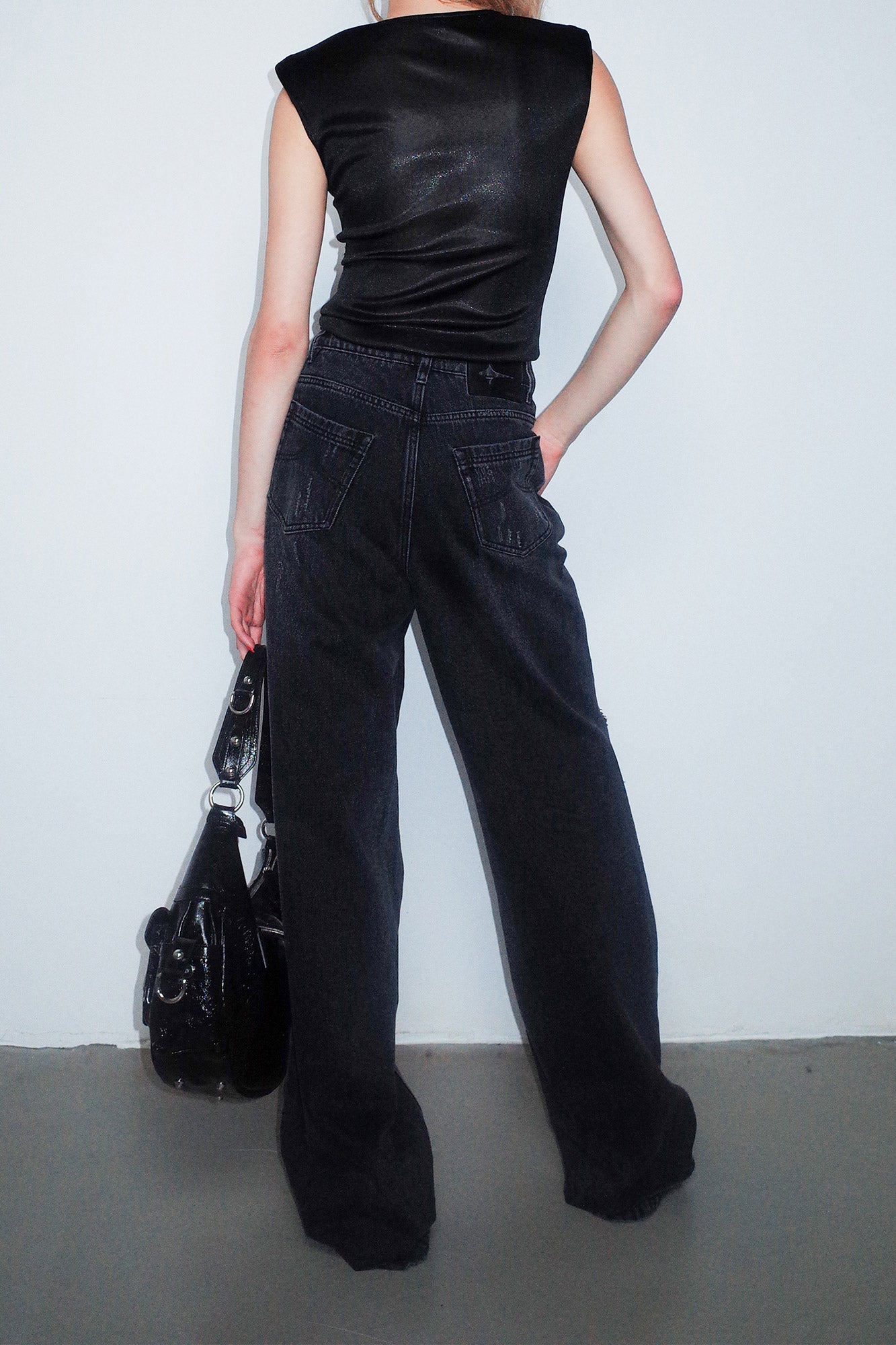 Four-star hook button sleeveless top