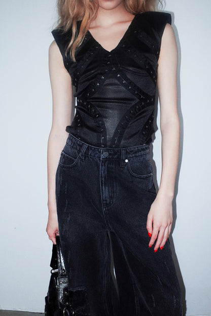 Four-star hook button sleeveless top