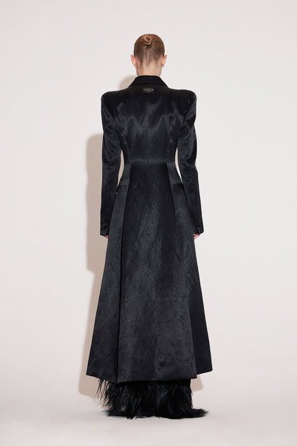 Round shoulder dovetail hem coat