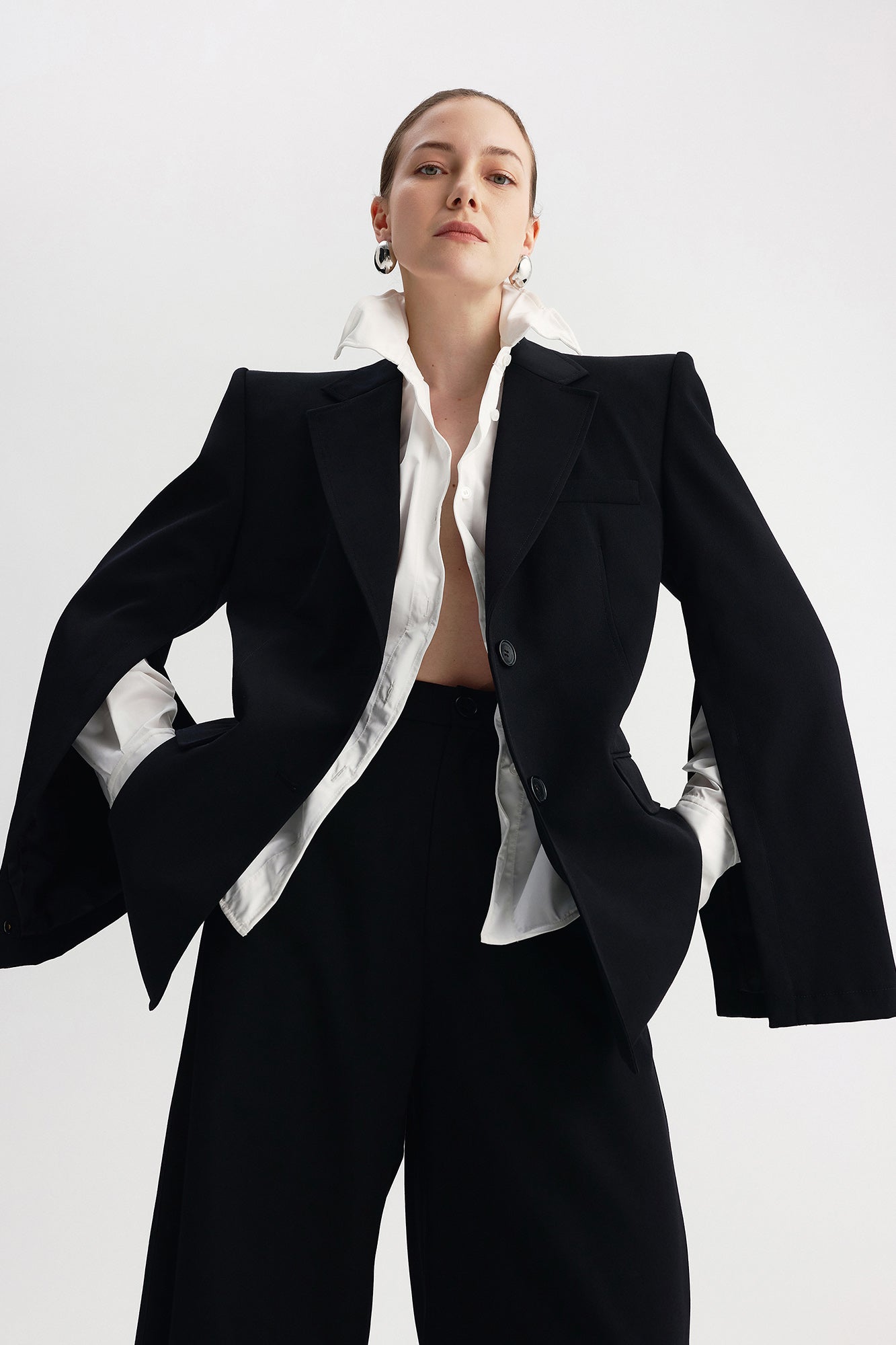 Wool sleeve slit shoulder padded suit