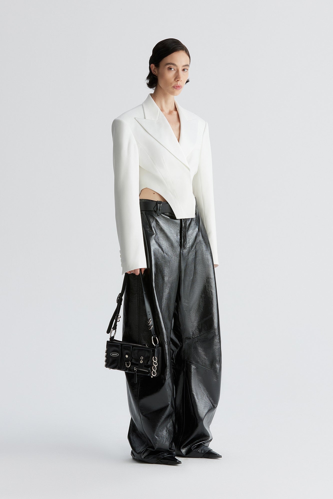 Shoulder cushion curved hem suit
